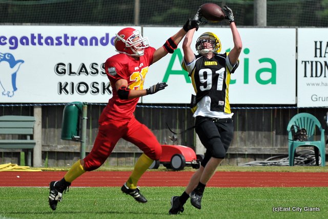 Janne Hiitola (#91) koppaa pallon Jacob Söderlundin vastustelusta huolimatta. Hiitola teki ottelussa kolme maalia. Janne Hiitola (#91) koppaa pallon Jacob Söderlundin vastustelusta huolimatta. Hiitola teki ottelussa kolme maalia.