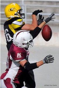 Kumpikin puolustus pelasi tiukasti ja onnistui rikkomaan vastustajan peliä. Bulldogsin Samuel Brusila (#29) pilaa J-P Tuomen (#16) kiinniottoyrityksen.