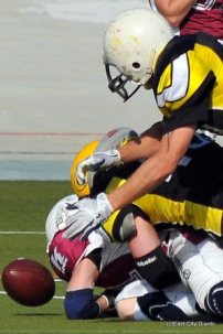Giants saalisti muutaman pallonriiston enemmän kuin Bulldogs. Henri Palander (#43) taklaa ja Jarno Sievänen (#17) syöksyy palloon.