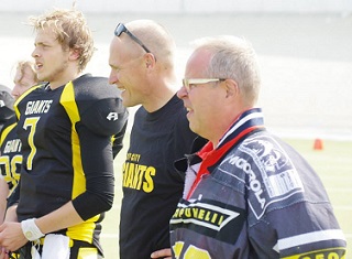 Kuvassa ECG:n kapteeni QB Niko Bredbacka ja legendat Matti Lindholm sekä Markku Rannema