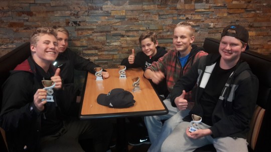 Vasemmalta: Vuoden hyökkääjä Ron, Vuoden Jättiläinen Atte, Vuoden kehittynein Miro, Vuoden puolustaja Jussi ja Vuoden harjoittelija Aaro.