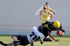 Joel Seppelin pelasi pirteästi, vaikka pari virhettäkin sattui. Taklauksen kohteena RB Asseri Kasari (#19)